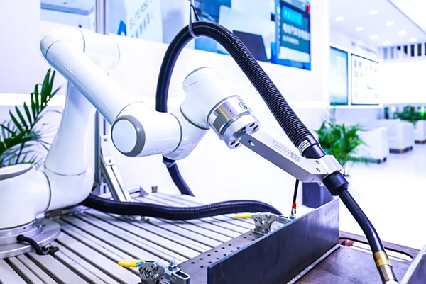 结合kaiyun开云中国EC66协作机器人,了解工业焊接机器人的需求